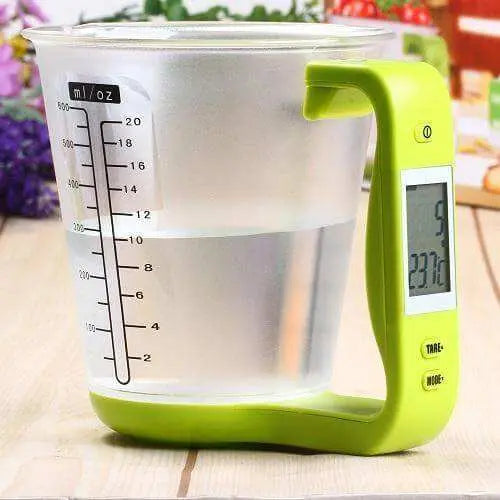 LCD display digital measuring cup with water, showing measurement and temperature on screen.